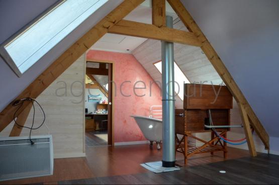 A 500 m�tres du c�ur de Palais, cette maison am�nag�e avec originalit� a �t� con�ue pour offrir confort et luminosit�.. 