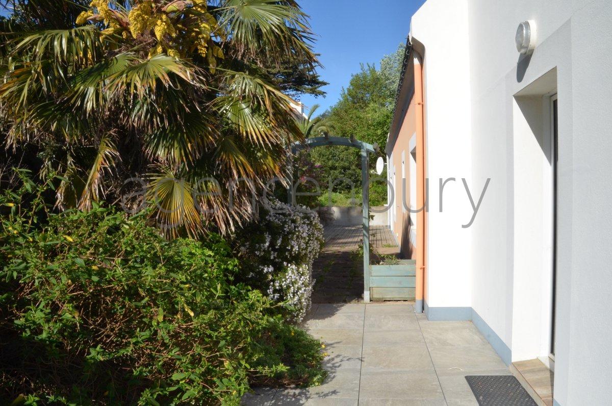 A 500 m�tres du c�ur de Palais, cette maison am�nag�e avec originalit� a �t� con�ue pour offrir confort et luminosit�.. 