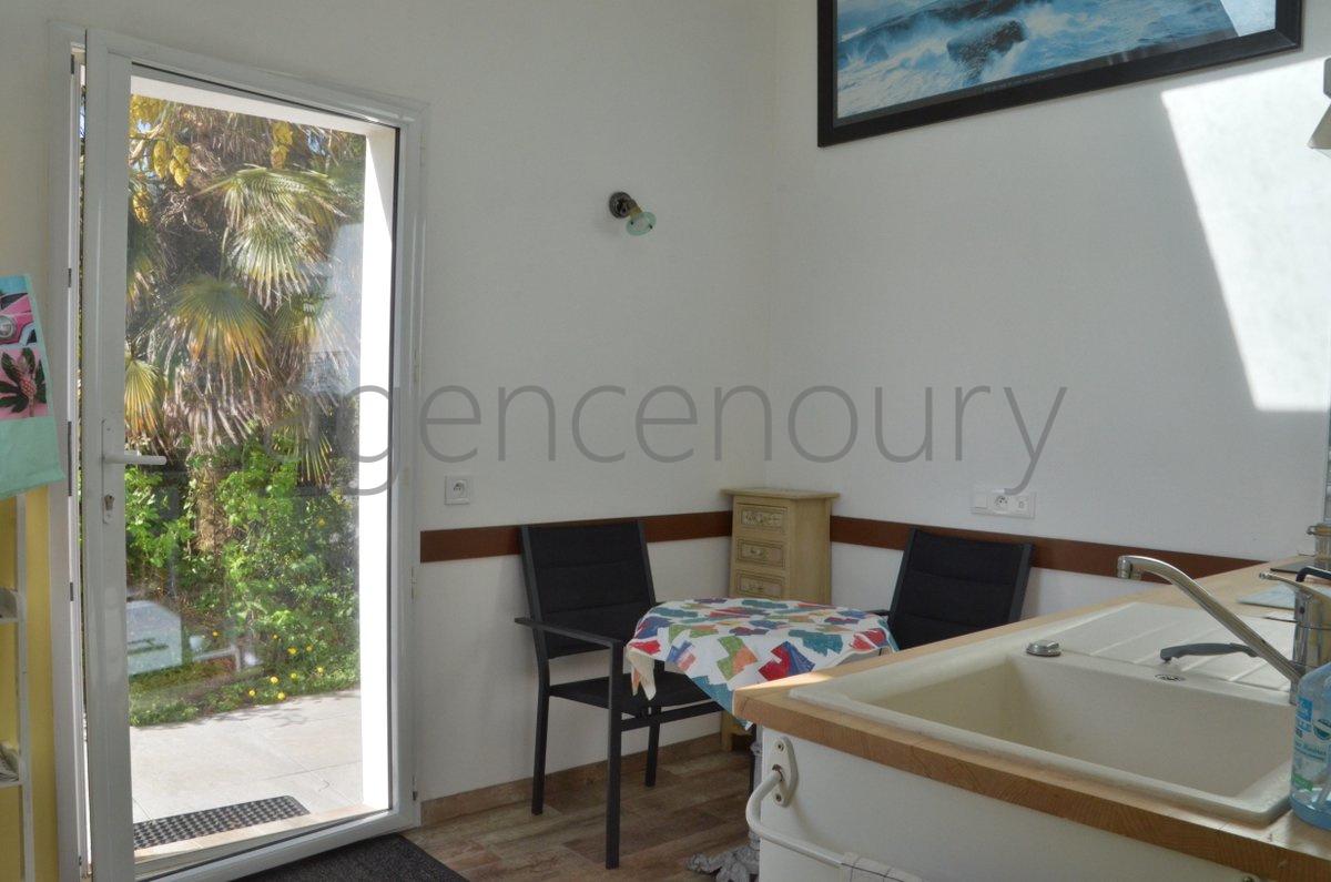 A 500 m�tres du c�ur de Palais, cette maison am�nag�e avec originalit� a �t� con�ue pour offrir confort et luminosit�.. 