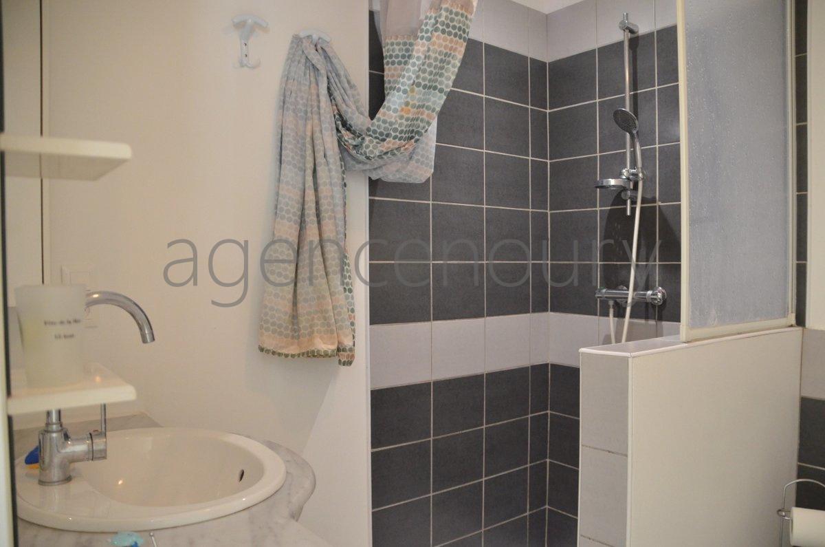 A 500 m�tres du c�ur de Palais, cette maison am�nag�e avec originalit� a �t� con�ue pour offrir confort et luminosit�.. 