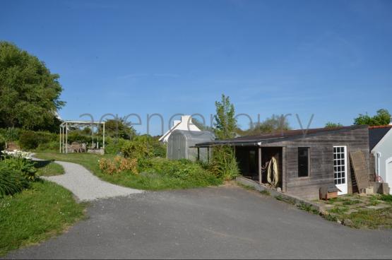 A 500 m�tres du c�ur de Palais, cette maison am�nag�e avec originalit� a �t� con�ue pour offrir confort et luminosit�.. 