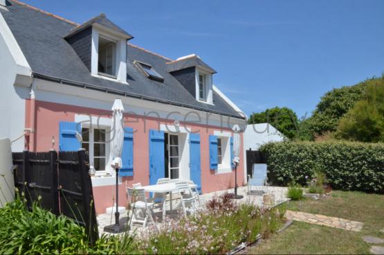 Vous �prouverez ici � la fois le plaisir de r�sider dans le bourg de Sauzon, et de b�n�ficier d�un environnement naturel, paisible, pratiquement sans vis-�-vis.