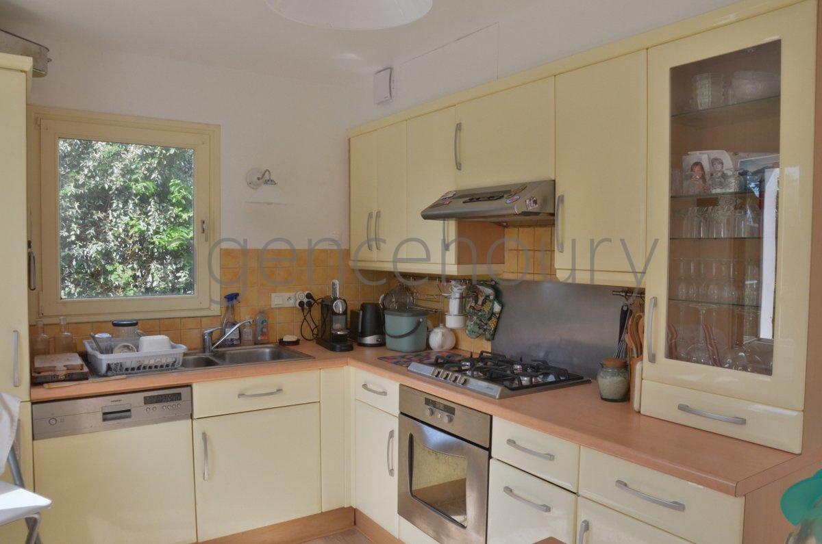 Vous �prouverez ici � la fois le plaisir de r�sider dans le bourg de Sauzon, et de b�n�ficier d�un environnement naturel, paisible, pratiquement sans vis-�-vis.