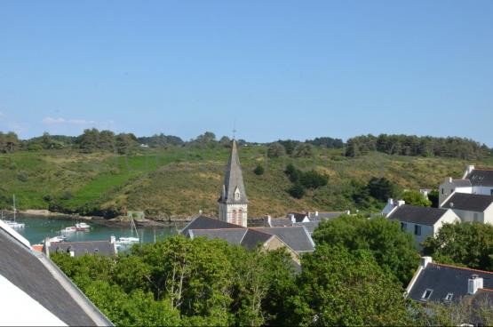 Dominant les toits de Sauzon,  lextrmit dune impasse ...