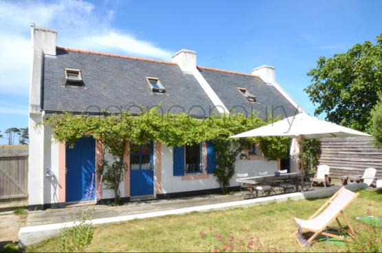 Un ensemble harmonieux constitu de deux maisons runies par un jardin-patio.