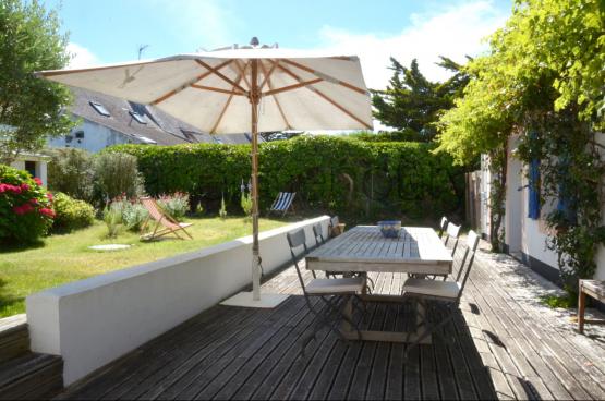 Un ensemble harmonieux constitu de deux maisons runies par un jardin-patio.