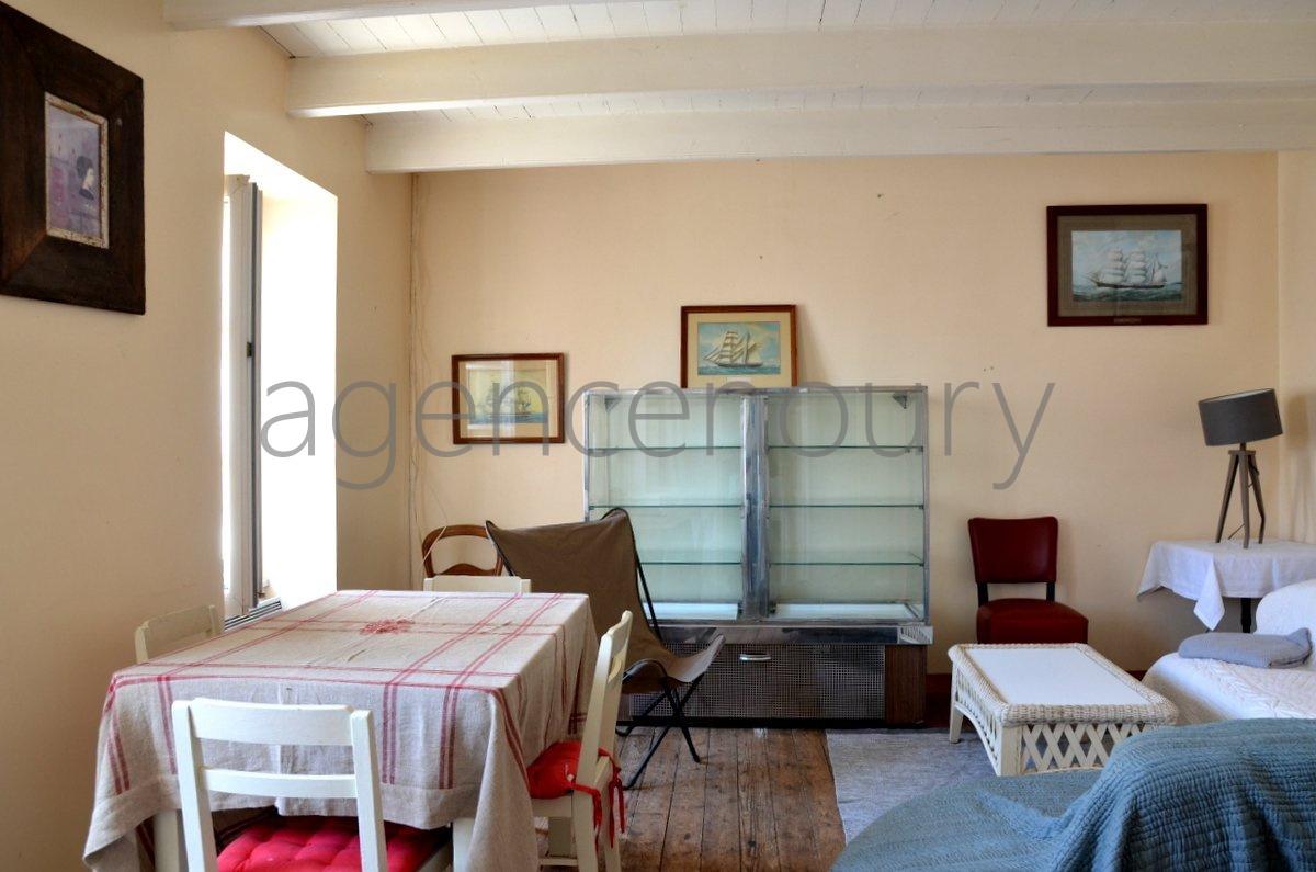 Cette maison de p�cheur du XIX�me si�cle est situ�e � vingt m�tres de l'entr�e du port.