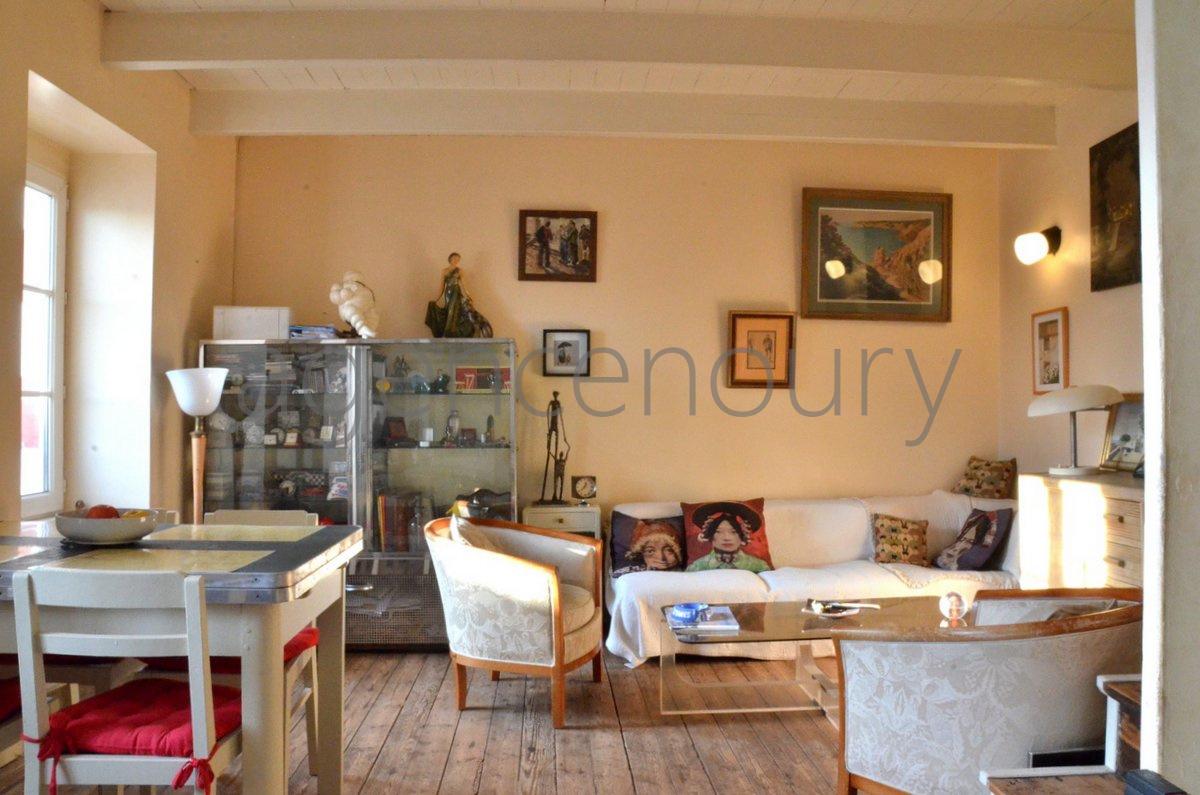 Cette maison de p�cheur du XIX�me si�cle est situ�e � vingt m�tres de l'entr�e du port.