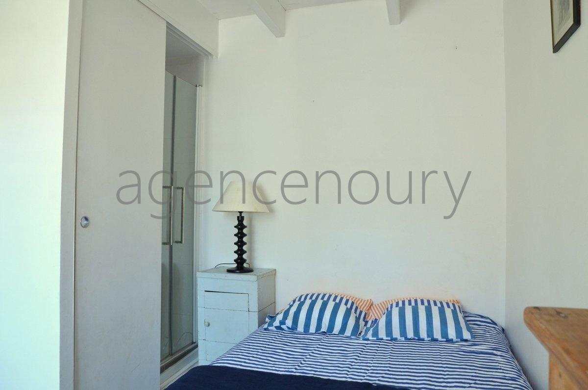 Cette maison de p�cheur du XIX�me si�cle est situ�e � vingt m�tres de l'entr�e du port.