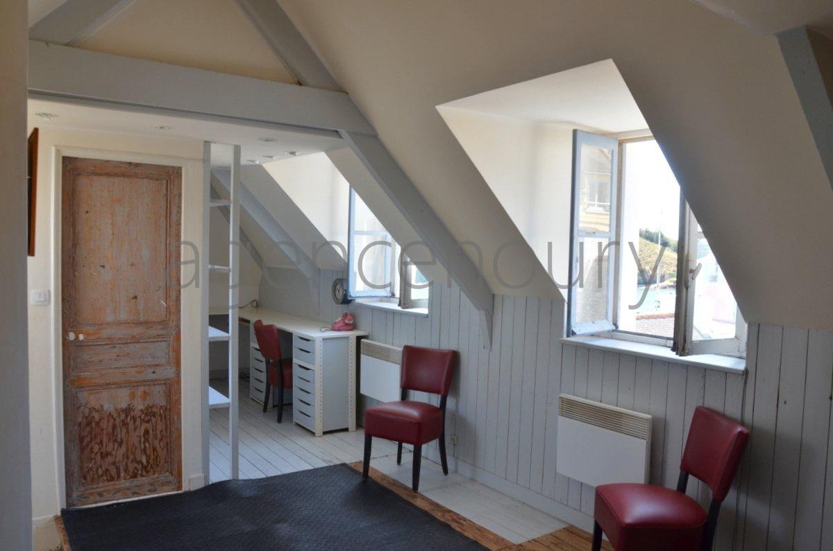 Cette maison de p�cheur du XIX�me si�cle est situ�e � vingt m�tres de l'entr�e du port.