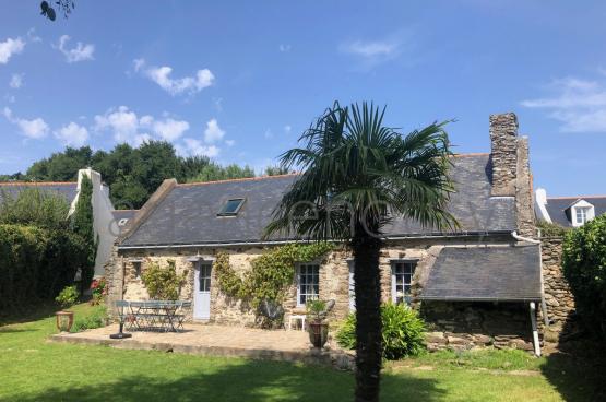 Cet ancien btiment de ferme se distingue par son architecture intrieure atypique et ses nombreux murs en pierres apparentes.