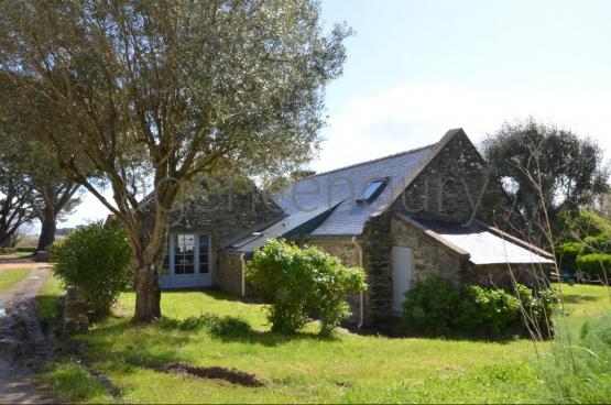 Cet ancien btiment de ferme se distingue par son architecture intrieure atypique et ses nombreux murs en pierres apparentes.