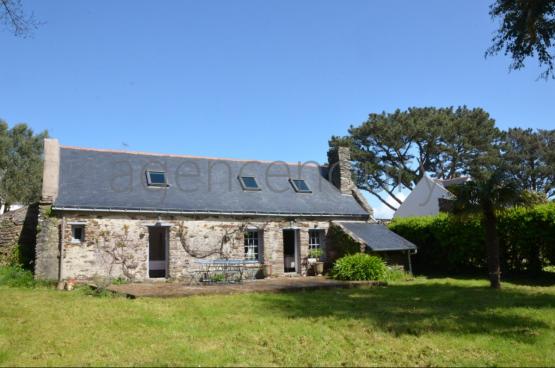 Cet ancien btiment de ferme se distingue par son architecture intrieure atypique et ses nombreux murs en pierres apparentes.