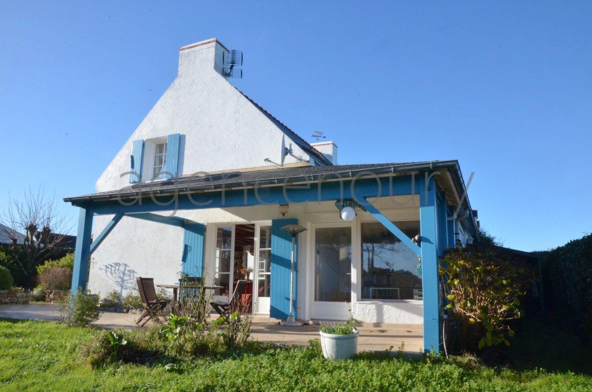 Dominant la mer, au bout d'une impasse, au dessus du port de Sauzon...