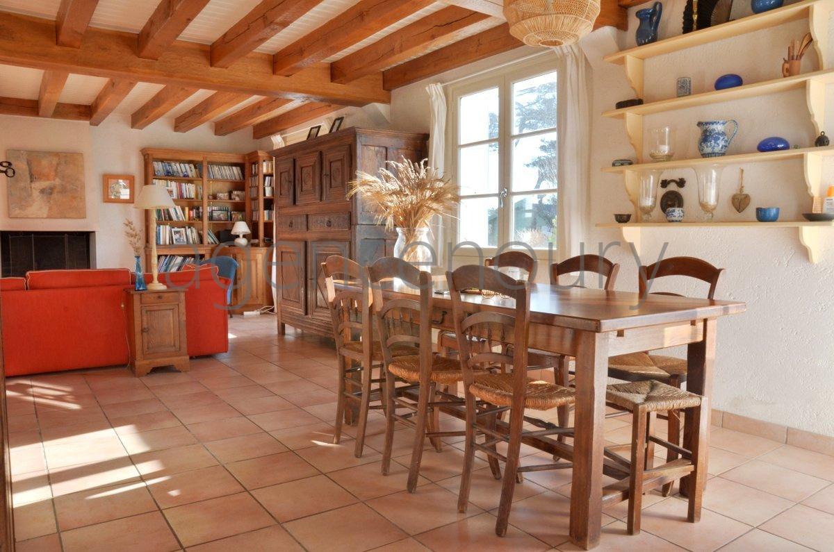 Dominant la mer, au bout d'une impasse, au dessus du port de Sauzon...