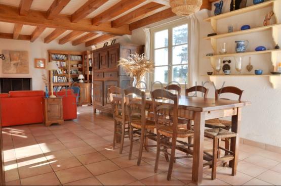 Dominant la mer, au bout d'une impasse, au dessus du port de Sauzon...