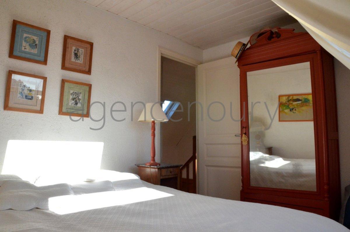 Dominant la mer, au bout d'une impasse, au dessus du port de Sauzon...