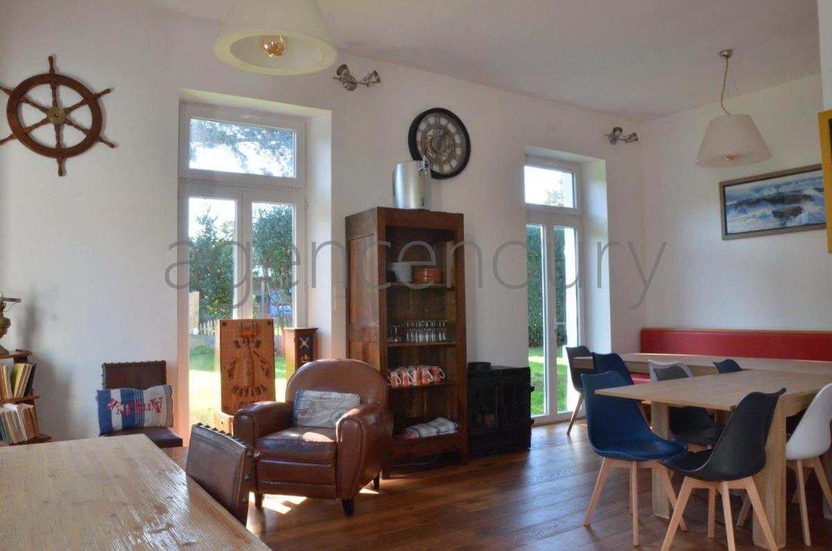 Isol�e au c�ur d'un magnifique vallon travers� par une jolie petite route bois�e... 