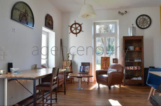 Isol�e au c�ur d'un magnifique vallon travers� par une jolie petite route bois�e... 