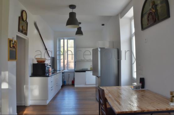 Isol�e au c�ur d'un magnifique vallon travers� par une jolie petite route bois�e... 