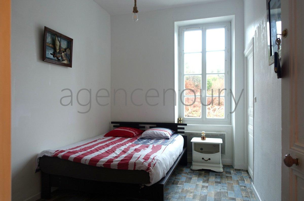 Isol�e au c�ur d'un magnifique vallon travers� par une jolie petite route bois�e... 