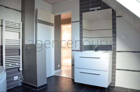 Murement pense pour la vie de famille, immdiatement habitable, voici une maison amnage selon lair du temps, lumineuse et trs confortable.