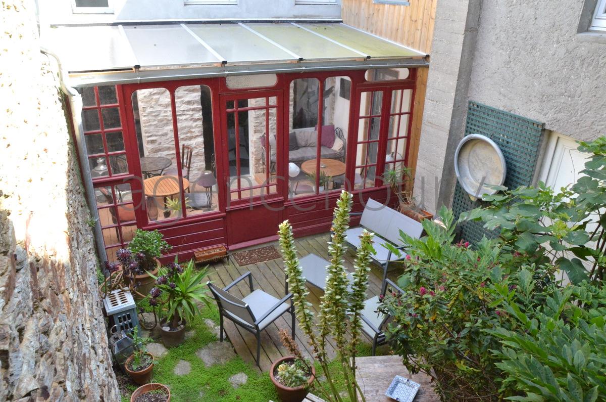 Cette vaste maison de ville regroupe plusieurs parties disposant chacune d'indpendance.