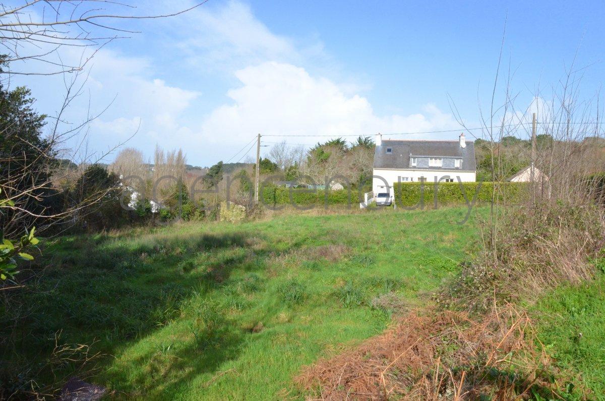 Il est envisageable d'�difier deux maisons sur ce beau terrain.