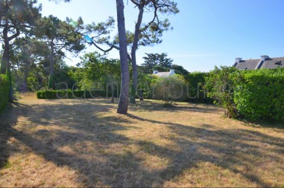 Situé dans un village central de l'ile, d'une superficie d'environ 830 m², 