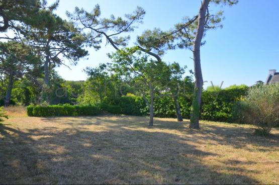 Situé dans un village central de l'ile, d'une superficie d'environ 830 m², 