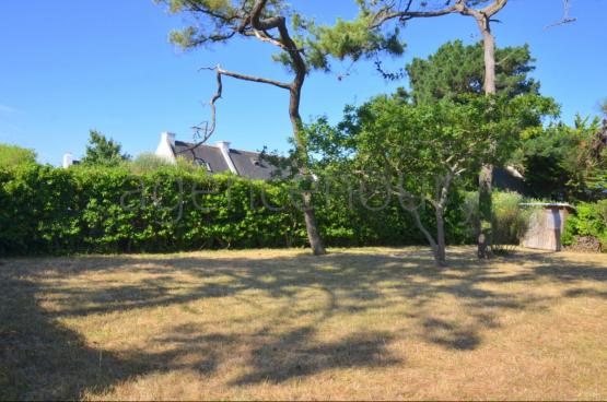 Situé dans un village central de l'ile, d'une superficie d'environ 830 m², 