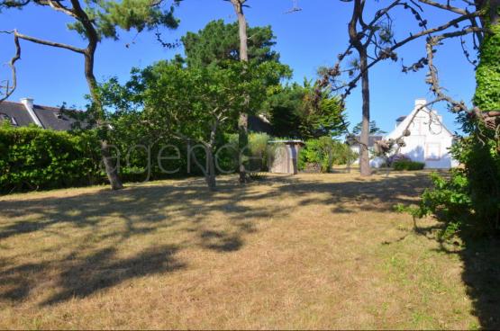 Situé dans un village central de l'ile, d'une superficie d'environ 830 m², 