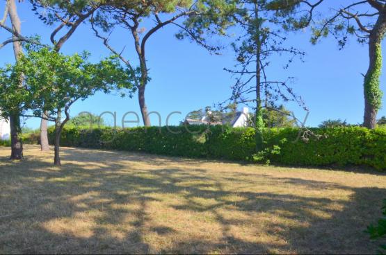 Situé dans un village central de l'ile, d'une superficie d'environ 830 m², 
