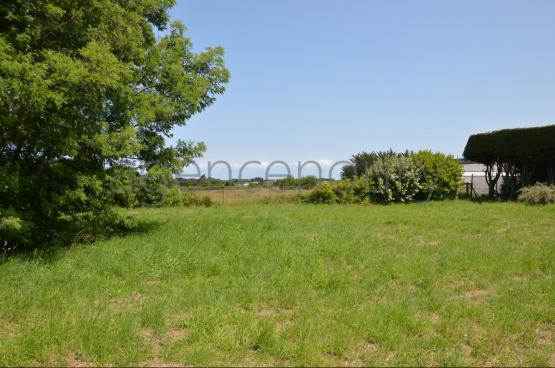 Non loin de Le Palais, d'une superficie d'environ 1070 m²,