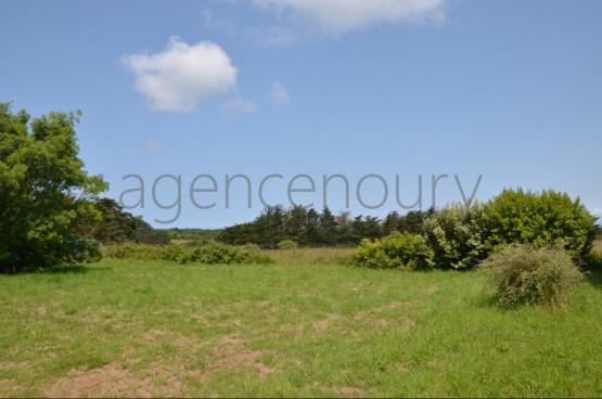 Non loin de Le Palais, d'une superficie d'environ 1070 m²,