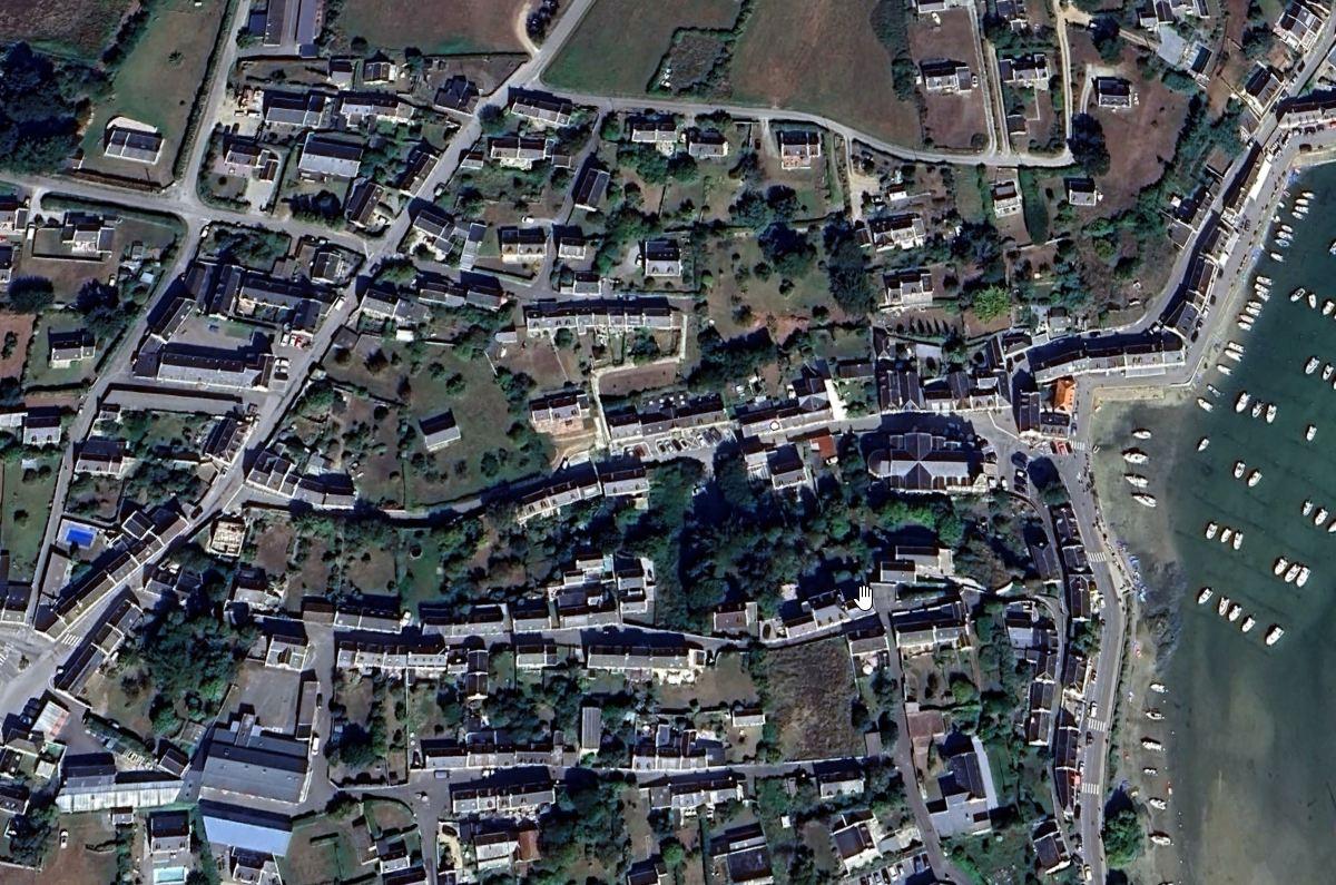 Ce terrain est situ� � 150 m�tres du port de Sauzon.