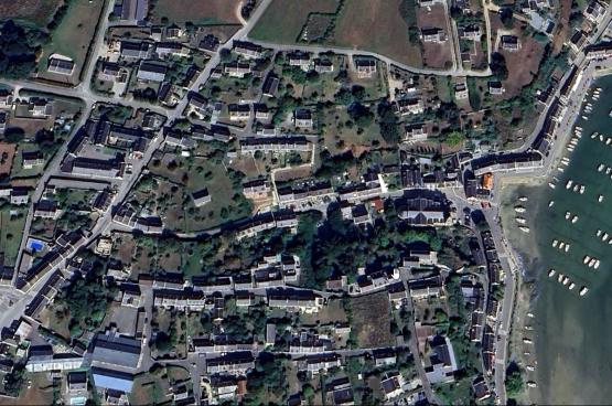 Ce terrain est situ� � 150 m�tres du port de Sauzon.